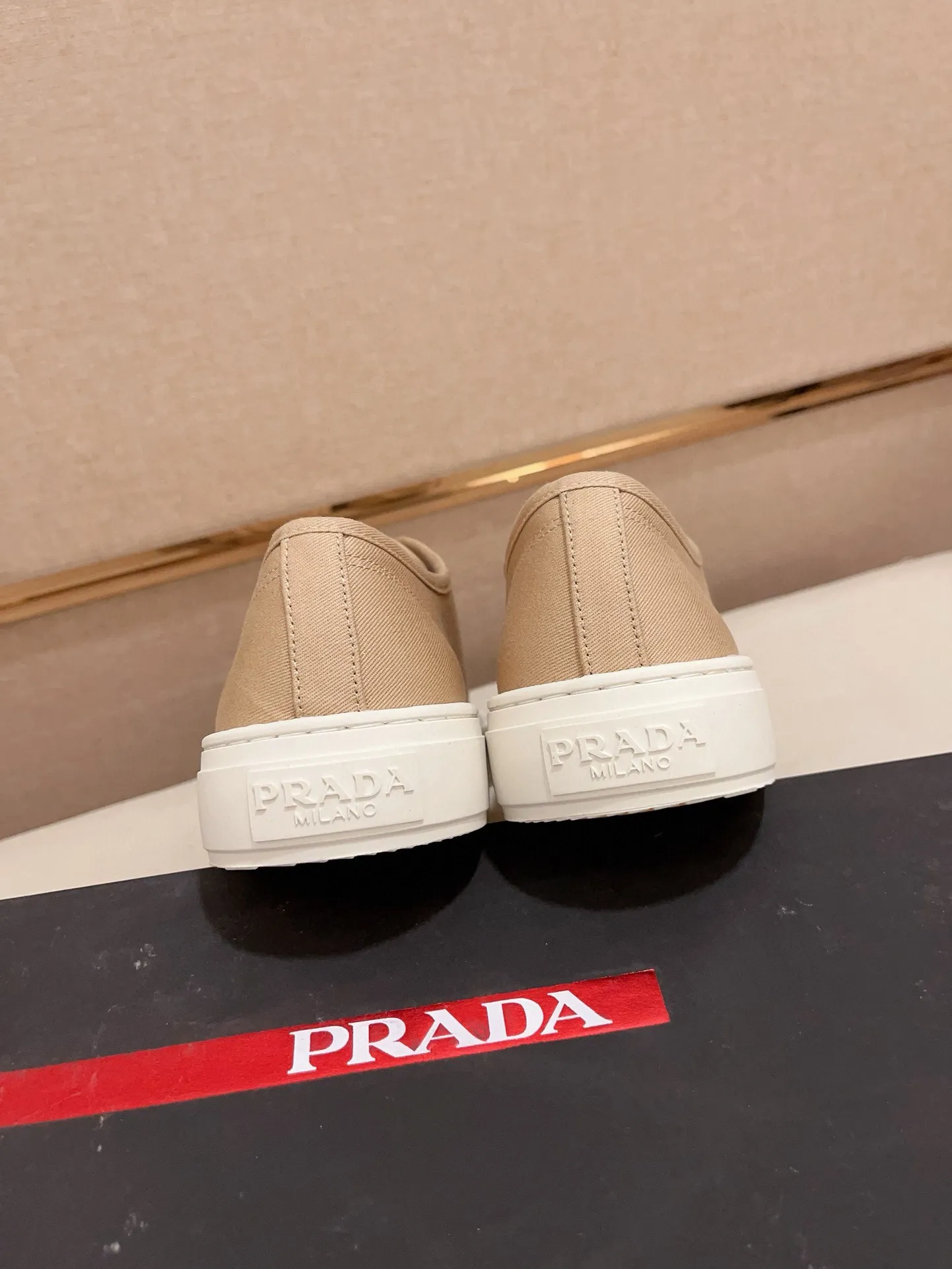 Men's shoes 💰 580💰 ✔️✔️✔️High-quality new PRADA counters are launched at the same time. The new men's shoes and 😘fabrics are selected from first-layer cowhide and are made by pure handicrafts. Lining: Full cowhide lining. 👍🏿 High-end ☄️ air-cushion molded anti-slip rubber outsole, exquisite lines, simple and elegant, comfortable and high-end for leisure travel. Code number: 38 to 44 (45 can be customized)